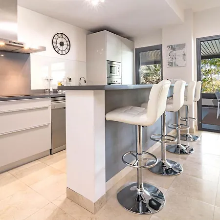 H19 - Stunning 2 Bedroom Apartment By Roomservices Apartment *
