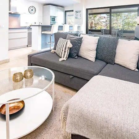 H19 - Stunning 2 Bedroom Apartment By Roomservices Estepona