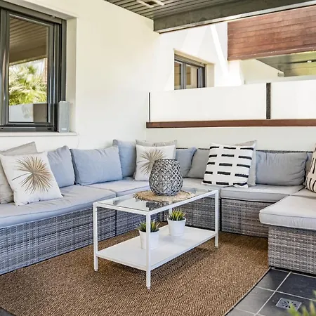 H19 - Stunning 2 Bedroom Apartment By Roomservices Apartment *
