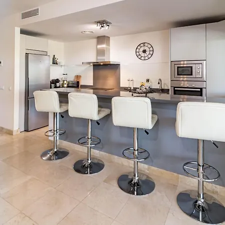 Apartment H19 - Stunning 2 Bedroom Apartment By Roomservices