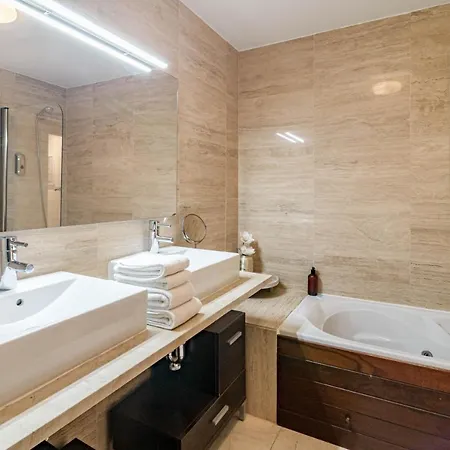 H19 - Stunning 2 Bedroom Apartment By Roomservices *