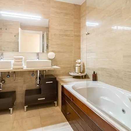 Apartment H19 - Stunning 2 Bedroom Apartment By Roomservices *