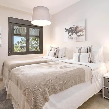 H19 - Stunning 2 Bedroom Apartment By Roomservices *