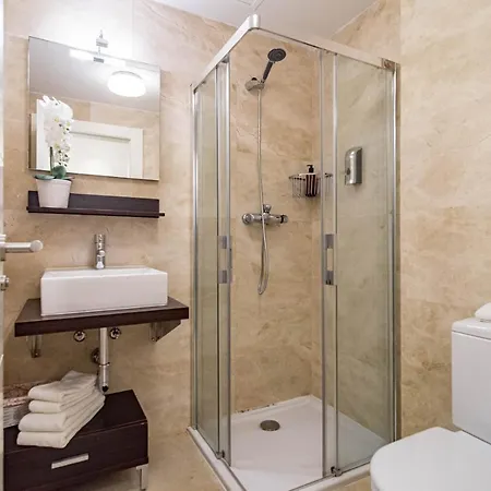 Apartment H19 - Stunning 2 Bedroom Apartment By Roomservices *