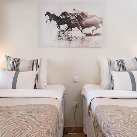 H19 - Stunning 2 Bedroom Apartment By Roomservices *